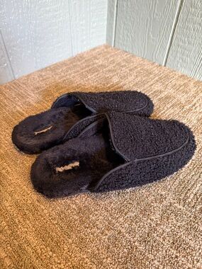 Black Vionic slippers, size 9